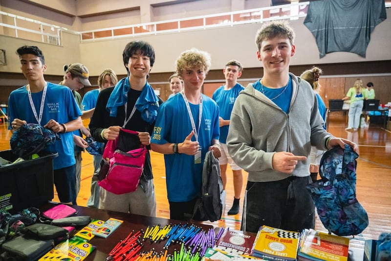 Hombres jóvenes y mujeres jóvenes armaron kits de higiene para familias necesitadas como parte de una conferencia Para la Fortaleza de la Juventud para jóvenes de habla inglesa en Okinawa, Japón, en junio de 2026.