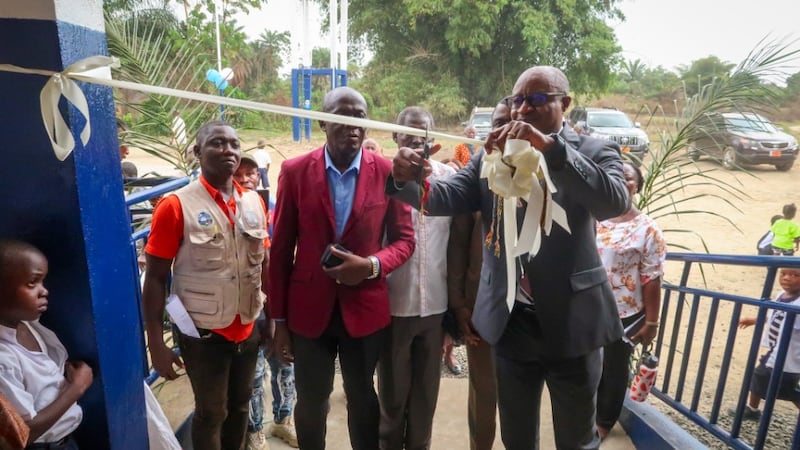 El élder Alfred Kyungu corta la cinta para completar la entrega de una escuela primaria en el condado de Lower Margibi, Liberia, el 21 de febrero de 2026.