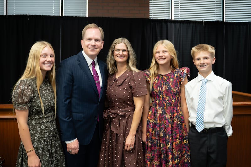 El editor del Deseret News, Burke Olsen, segundo desde la izquierda, posa para una foto con su familia después de hablar en una devocional de la Universidad Ensign en Salt Lake City, el 8 de septiembre de 2026.