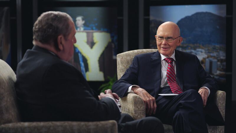 El presidente Dallin H. Oaks, a la derecha, habla con el presidente Jeffrey R. Holland sobre BYU.