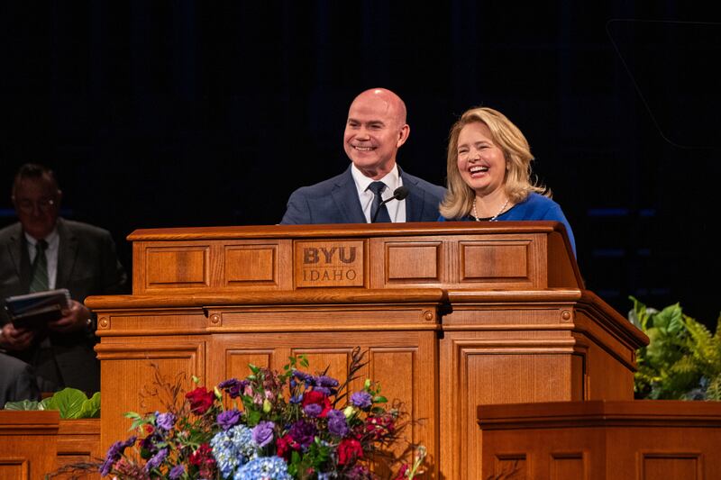 El presidente Alvin F. Meredith III y la hermana Jennifer Meredith hablan en el devocional de apertura del semestre de otoño de 2025.