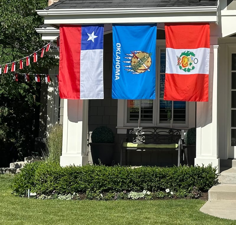 Tres banderas cuelgan de la barandilla del hogar de los Farrell, simbolizando las tres misiones que cada miembro de la familia servirá o está sirviendo actualmente, el 9 de junio de 2025 en Millcreek, Utah.