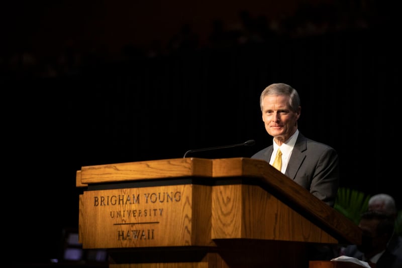 El élder David A. Bednar, del Cuórum de los Doce Apóstoles, habla durante un devocional para los estudiantes de BYU–Hawái en el Cannon Activities Center en Laie, Hawái, el domingo, 14 de noviembre de 2021.