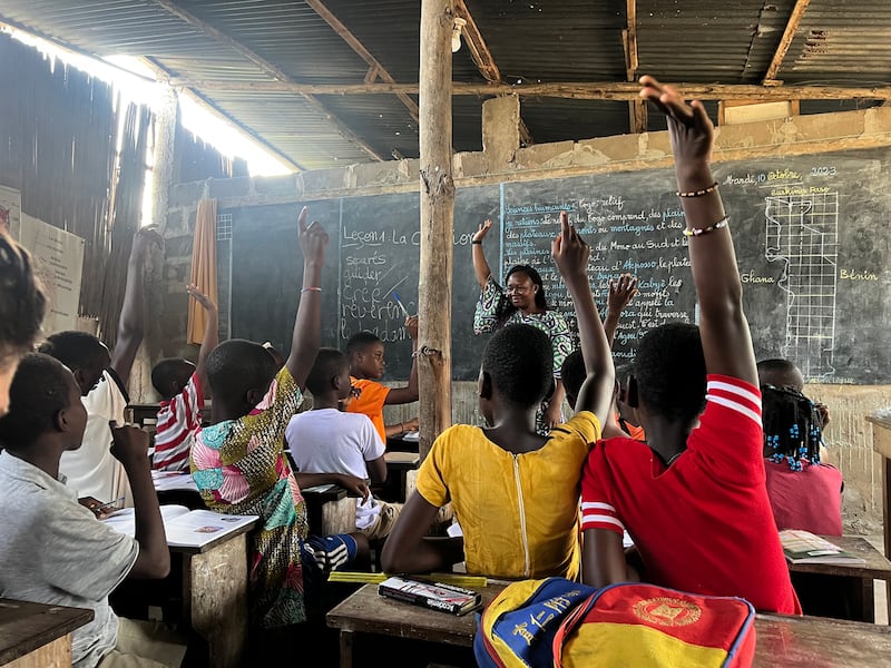 Lawson Kingnadja Mintotibe enseña una clase de Tener Éxito en la Escuela en Lomé, Togo.