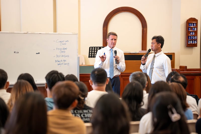El Presidente General de los Hombres Jóvenes, Timothy L. Farnes, da instrucción a los jóvenes y líderes en Camboya durante una asignación ministerial del 22 al 25 de mayo de 2026.
