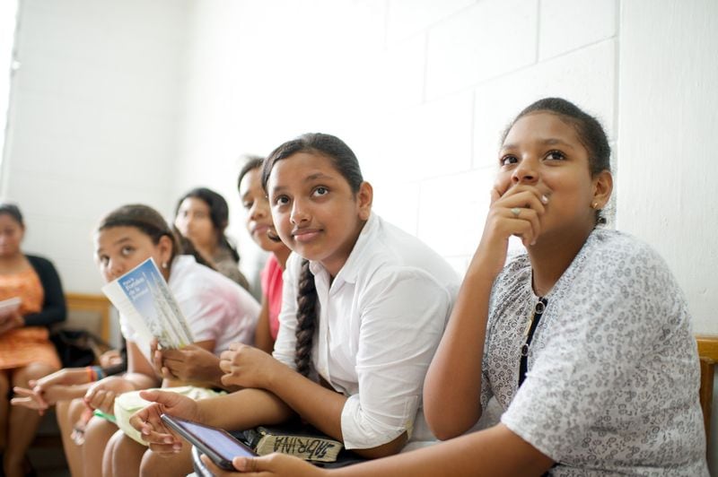 Jóvenes mujeres en Ecuador participan en una clase.