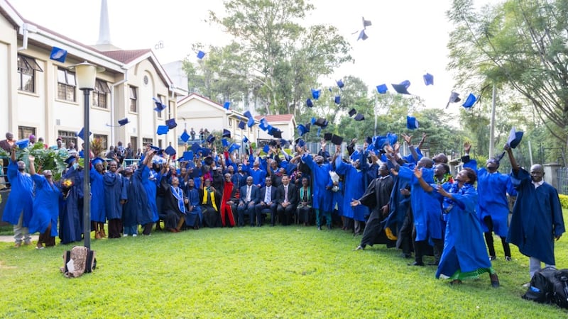 Los graduados lanzan sus birretes al aire en celebración después de la Ceremonia de Finalización del Camino de BYU en Nairobi, Kenia. 25 de abril de 2026.