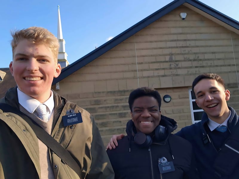 El élder Daniel Miller posa para una foto con los misioneros de enseñanza, el élder Hale y el élder Aubin en Huddersfield, Inglaterra, en 2025.