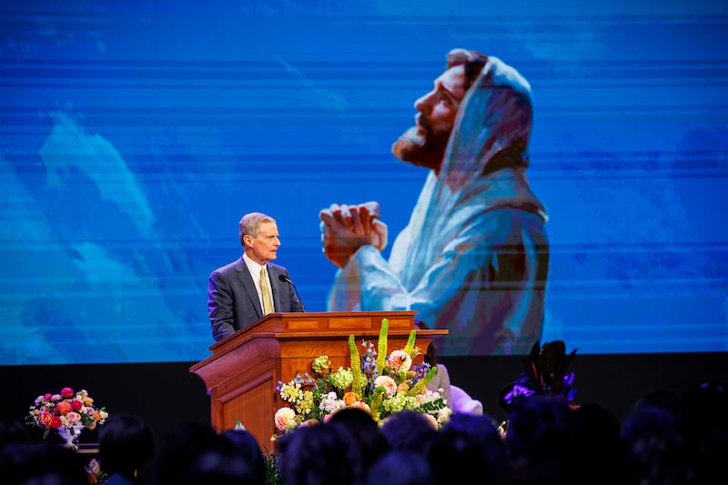 El élder David A. Bednar, del Cuórum de los Doce Apóstoles, habla en el Marriott Center en Provo, Utah, durante la Conferencia de Mujeres de BYU, el 1.º de mayo de 2026.