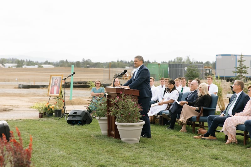 El élder Hutch U. Fale —una Setenta Autoridad General y miembro de la presidencia del Área Oeste de Estados Unidos de la Iglesia— habla en la ceremonia de colocación de la primera piedra del Templo de Coeur d'Alene Idaho el sábado 29 de agosto de 2026 en Coeur d'Alene, Idaho.