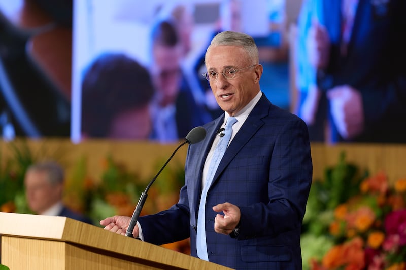 El élder Ulisses Soares habla durante el Seminario para Nuevos Líderes de Misión de 2026 el jueves 18 de junio de 2026, celebrado en el Centro de Capacitación Misional de Provo en Provo, Utah.