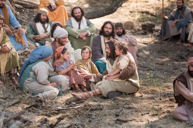 Una escena de los Videos de la Biblia muestra a Jesucristo enseñando a los niños.