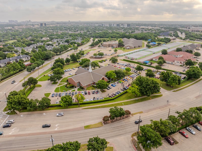 Una toma aérea muestra decenas de autos clásicos estacionados junto a un centro de reuniones en Plano, Texas, la mañana del sábado 7 de febrero de 2026, para un evento mensual llamado "Autos y Cristo" para la comunidad.