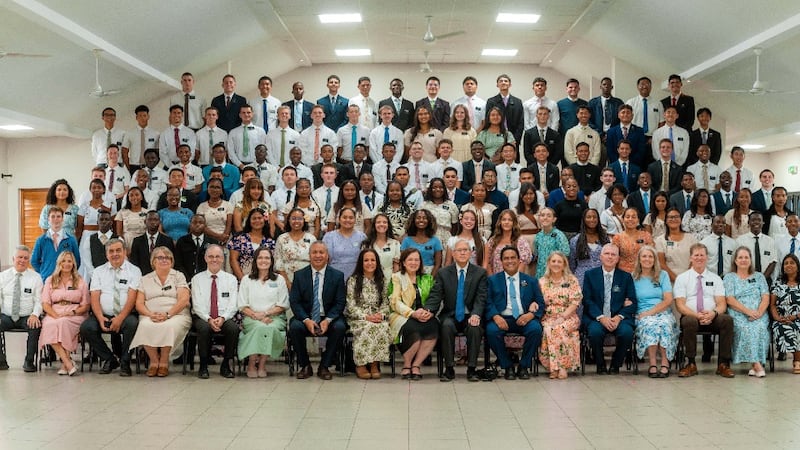 El élder Gerrit W. Gong y la hermana Susan Gong se toman una foto con los misioneros en Antananarivo, Madagascar, el 23 de mayo de 2026.