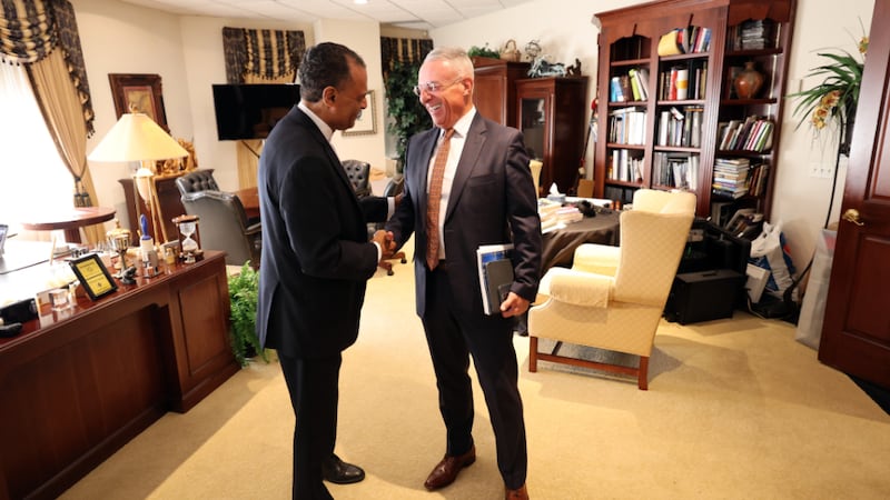 El élder Ulisses Soares del Cuórum de los Doce Apóstoles, a la derecha, se reúne con el Rev. A. R. Bernard, fundador y director ejecutivo del Centro Cultural Cristiano, en la oficina de Bernard en Brooklyn, Nueva York, el viernes 21 de agosto de 2026.