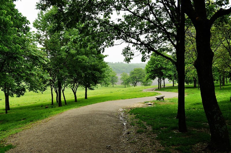 Uno de muchos caminos a través de los árboles en Adam-ondi-Ahman ofrece a los visitantes la oportunidad de caminar en el terreno histórico cerca de Jameson, Missouri.