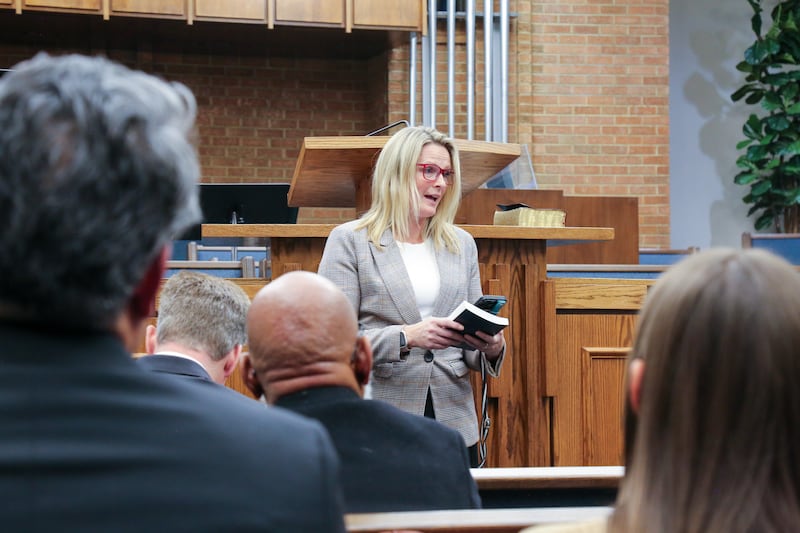 La hermana Raylene Brown se dirige al grupo Belonging Colorado dentro de la capilla de un centro de reuniones durante un recorrido por el edificio el 5 de diciembre de 2025 en Denver, Colorado.