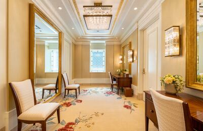 La sala de novias es donde las mujeres pueden vestirse en preparación para la ceremonia del matrimonio eterno conocida como ordenanza de sellamiento. La elegante decoración se inspiró en los patrones tradicionales de los kimonos, como se ve en el diseño de la alfombra.