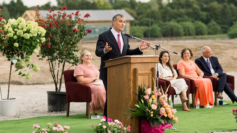 El élder Pedro X. Larreal, Setenta Autoridad General y miembro de la presidencia del Área Suroeste de Estados Unidos de la Iglesia, habla durante la ceremonia de colocación de la primera piedra del Templo de Tulsa, Oklahoma, el sábado 22 de agosto de 2026, en Tulsa, Oklahoma.