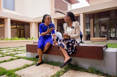 Dos hermanas misioneras visitan el patio del Centro de Capacitación Misional de Ghana en 2017.