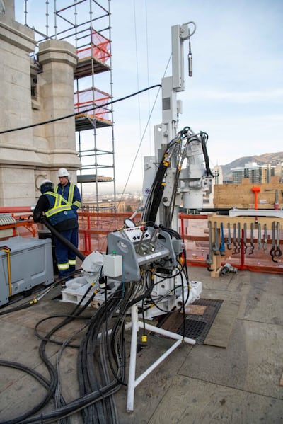 Uno de los dos taladros colocados en el techo del Templo de Salt Lake que se utiliza para perforar el interior de la torre y las columnas de los muros donde se insertan y anclan cables de postensado en los cimientos que se encuentran a 80 pies o 24 metros por debajo, durante diciembre de 2021, en Salt Lake City.