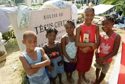Niños viven los terrenos del barrio Centrale de la Iglesia en Puerto Príncipe, Haití, el martes, 19 de enero de 2010. Un terremoto de magnitud 7,0 sacudió la región 7 días antes.