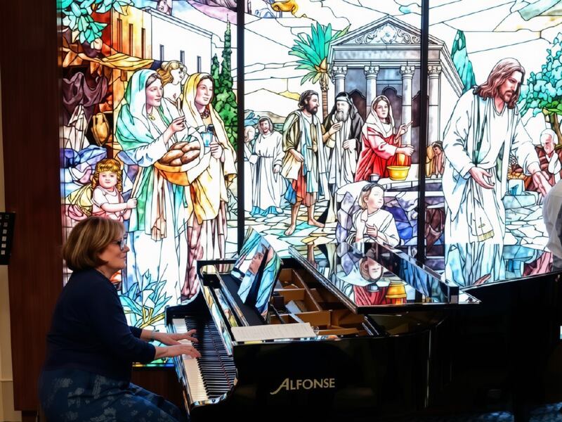 Shawna Edwards, compositora de "El Milagro", una nueva adición a Himnos para el Hogar e Iglesia, toca el piano en el Centro de Visitantes del Templo de Roma en Roma, Italia, en abril de 2026.
