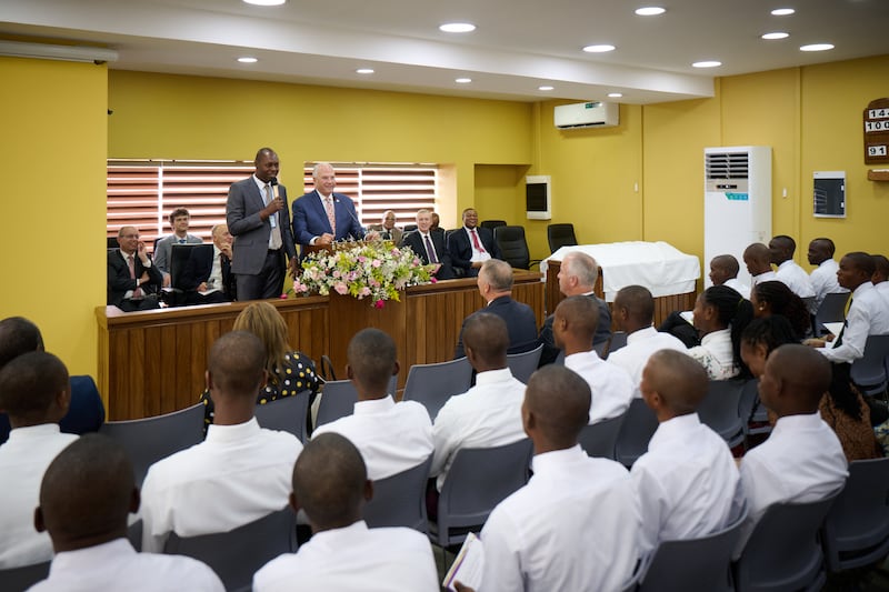El élder Ronald A. Rasband, del Cuórum de los Doce Apóstoles, habla a los misioneros en el Centro de Capacitación Misional de la República Democrática del Congo en Kinshasa el domingo 2 de noviembre de 2025.