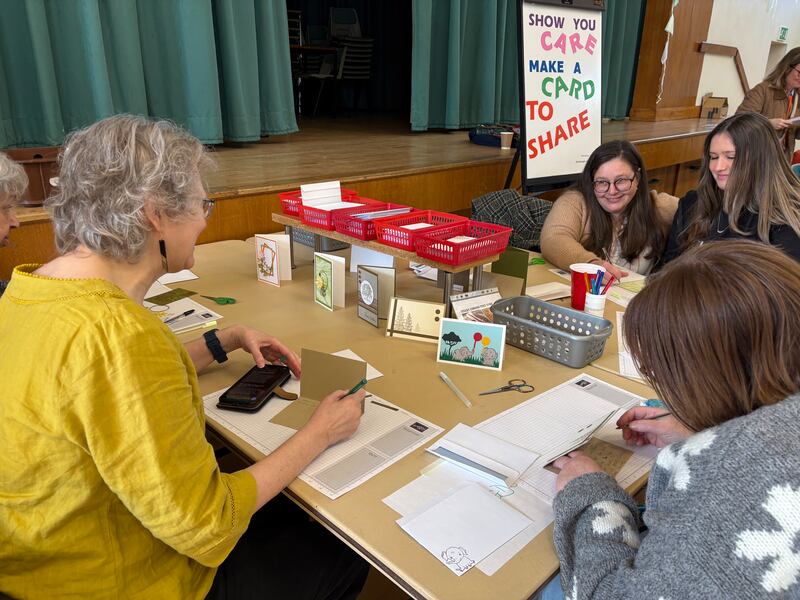 Las hermanas de la Sociedad de Socorro del Barrio Huntingdon hacen tarjetas para los pacientes del Hospital Hinchingbrooke en Northampton, Inglaterra, el 14 de marzo de 2026.