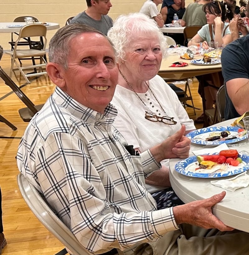 Dan y Winona Carlile disfrutan una comida para evacuados en el Centro de Estaca Pueblo Colorado el 10 de julio de 2026. Los Carlile fueron evacuados debido al incendio Aspen Acres que se propagaba cerca de su hogar en Colorado City, Colorado.