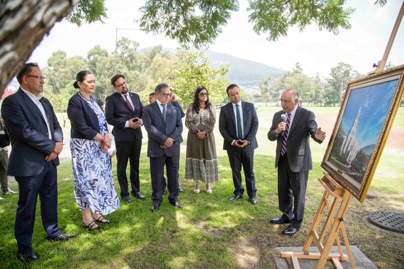 A la derecha, el élder Moisés Villanueva, Setenta Autoridad General y presidente del Área México de la Iglesia, muestra a miembros del Senado de México una maqueta y el sitio del futuro Templo Benemérito México de la Ciudad de México en la Ciudad de México, México, el viernes 28 de agosto de 2026.