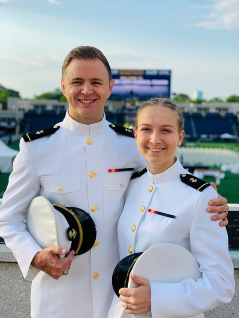 El oficial de la Academia Naval de los Estados Unidos, Mason Wells y Cassidy Hylton posan en el campus de la academia en Annapolis, Maryland. Ambos se casaron poco después de su graduación y comisionado, el 28 de mayo de 2021.