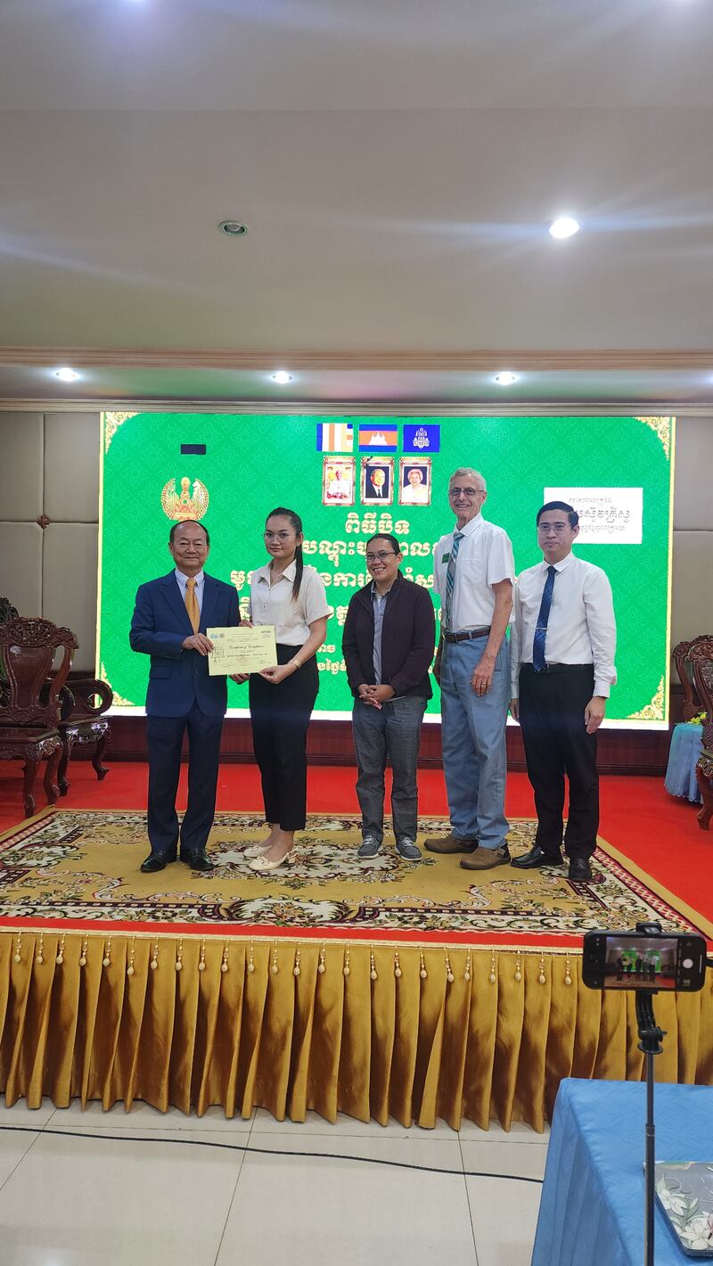 Los aprendices reciben certificados después de una capacitación en medicina de emergencia en el Hospital Provincial de Kampong Cham en Kampong Cham, Camboya, en marzo de 2025. Las certificaciones fueron pagadas por la Iglesia.