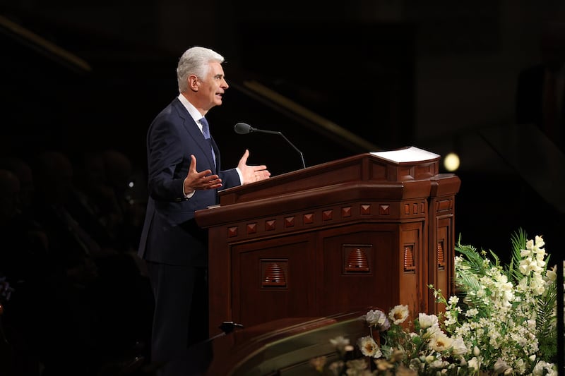 El élder Gérald Caussé, del Cuórum de los Doce Apóstoles, habla durante la sesión del sábado por la tarde de la 196ª Conferencia General Anual de La Iglesia de Jesucristo de los Santos de los Últimos Días en el Centro de Conferencias en Salt Lake City, el 4 de abril de 2026.
