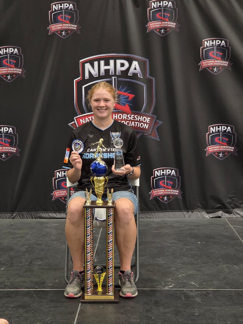Adilaide Ohms, de 18 años, posa con sus trofeos después de ganar el Torneo Mundial de la Asociación Nacional de Lanzadores de Herraduras de 2026 el 18 de julio de 2026.
