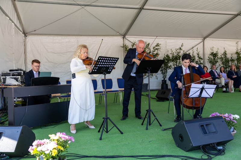 Un grupo interpreta el himno "This Is the Christ" en la ceremonia de colocación de la primera piedra del Templo de Barcelona España el sábado 19 de septiembre de 2026 en Barcelona, Cataluña, España.