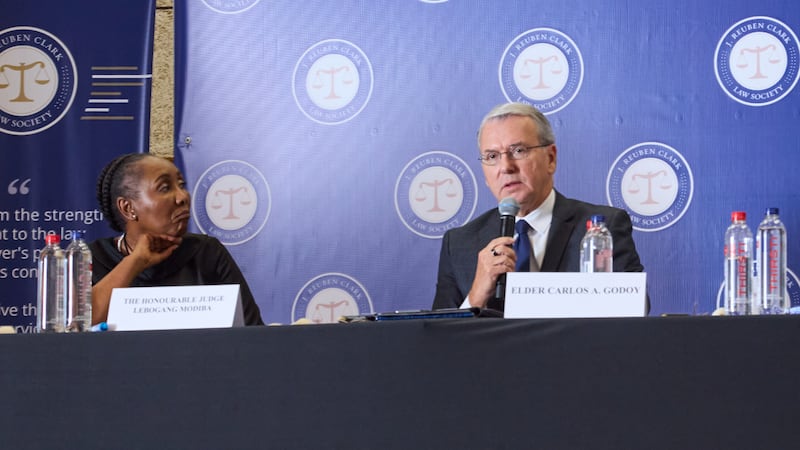 Élder Carlos A. Godoy y la jueza Lebogang Modiba hablan en una conferencia sobre libertad religiosa en Johannesburgo, Sudáfrica, el 8 de agosto de 2026.
