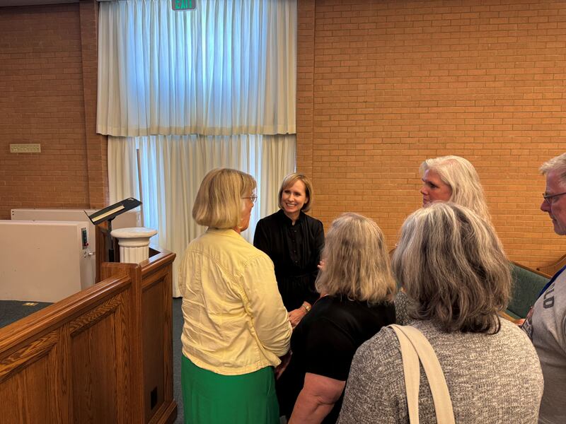 La hermana Amy A. Wright, primera consejera de la presidencia general de la Primaria, conversa con un grupo de mujeres después de un devocional en Nauvoo, Illinois, el 18 de septiembre de 2025.