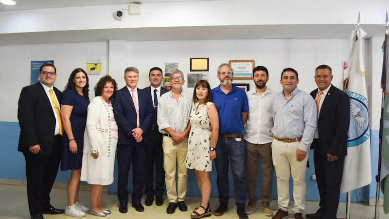 El obispo Sean Douglas, segundo consejero del Obispado Presidente, cuarto desde la izquierda, y su esposa, la hermana Ann Douglas, tercera desde la izquierda, se reúnen con administradores del hospital y otros funcionarios locales mientras la Iglesia dona equipo médico a un hospital en Belén de Escobar, provincia de Buenos Aires, Argentina, el 14 de febrero de 2026.