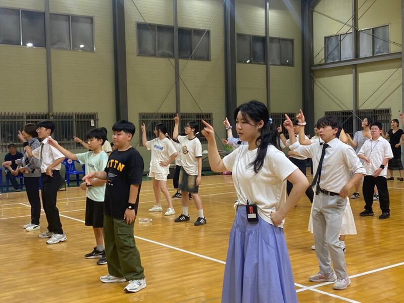Los jóvenes del pueblo de Badukgol, Jeongsan-myeon, Cheongyang-gun, provincia de Chungcheong del Sur, Corea del Sur, practican un baile durante el fin de semana del 31 de julio al 2 de agosto de 2025 como parte de un campamento para jóvenes.
