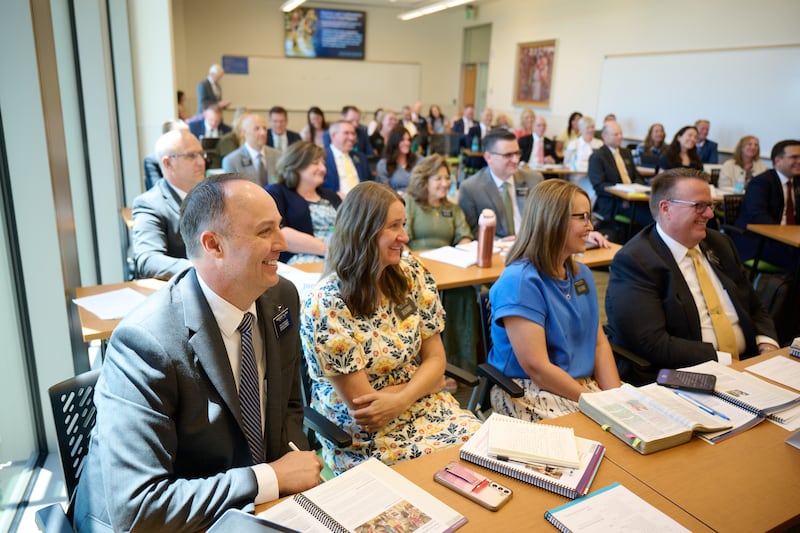 Los nuevos líderes de misión se reúnen para una sesión de trabajo en el Seminario 2026 para Nuevos Líderes de Misión en el Centro de Capacitación Misional Provo en Provo, Utah, el jueves, 18 de junio de 2026.