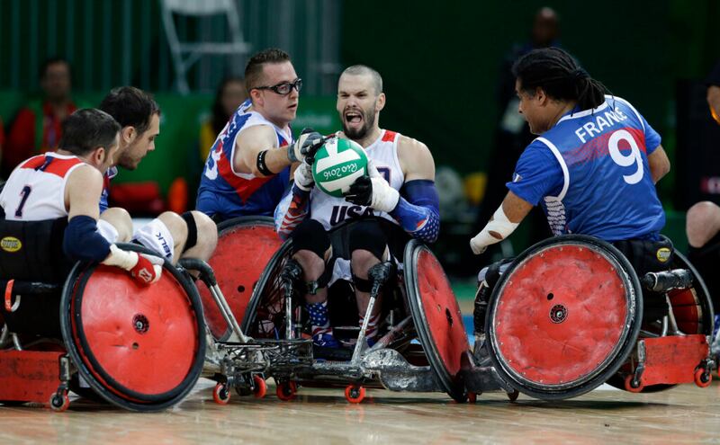 Josh Wheeler de Estados Unidos, en el centro, pelea por el balón con el francés Riadh Sallem, a la derecha, y Christophe Salegui durante un juego mixto de rugby en silla de ruedas del grupo B en los Juegos Paralímpicos de Río de Janeiro, Brasil, el miércoles, 14 de septiembre de 2016.