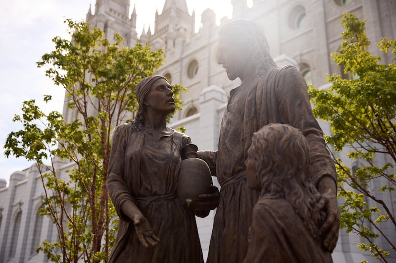 La estatua Jesucristo con María y Marta se encuentra en la Plaza del Templo en Salt Lake City el martes, 15 de septiembre de 2026.