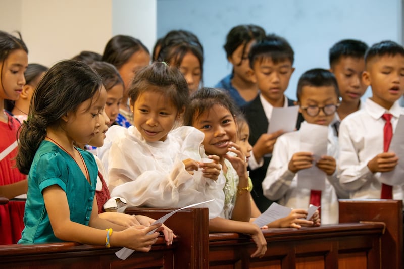 Los niños cantan durante una sesión devocional con el élder Patrick Kearon del Cuórum de los Doce Apóstoles y la hermana Jennifer Kearon durante su ministerio del 12 al 21 de marzo de 2026 en el Área Asia de la Iglesia.