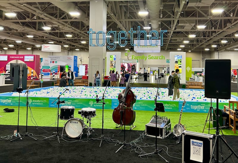 Un cartel con la palabra "Together", el tema de RootsTech 2026, cuelga en el pabellón de exposición.