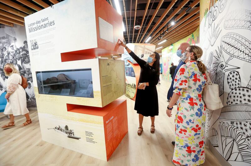 La hermana Yadira Martínez muestra al concejal de la ciudad de Mesa Kevin Thompson y Donna Thompson alrededor del Centro de Visitantes del Templo de Mesa Arizona, el jueves, 12 de agosto de 2021.