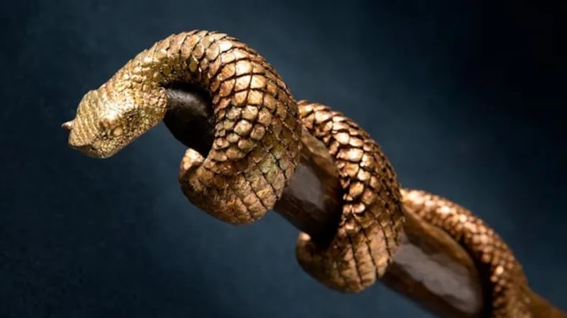 "Serpiente de bronce" es de Brent Evans.