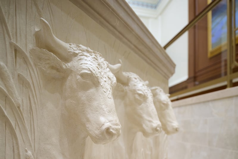 Estatuas de bueyes debajo de la fuente bautismal del Templo de Cleveland, Ohio.