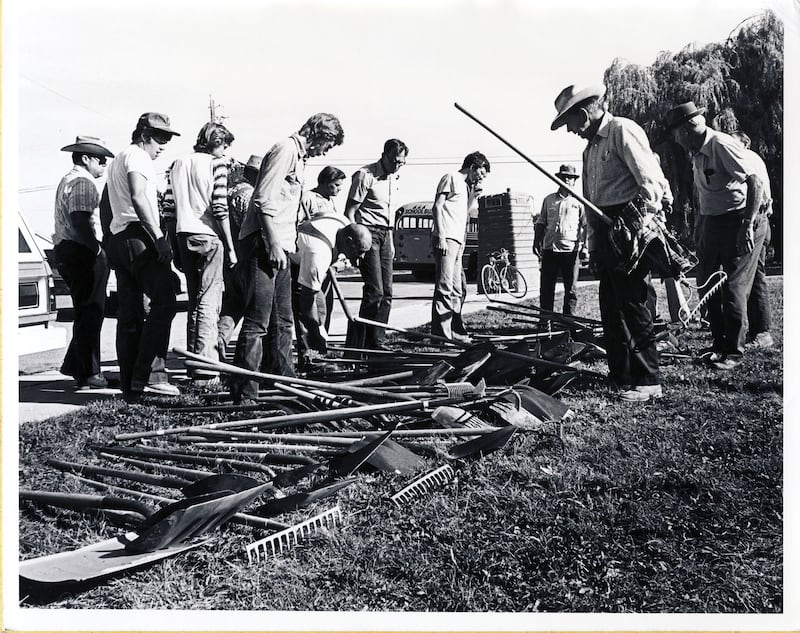 Voluntarios de Idaho, Utah, Wyoming y California llegan a Rexburg, Idaho, y otras comunidades cercanas para ayudar en los esfuerzos de limpieza después de la inundación de la Presa Teton en el verano de 1976.