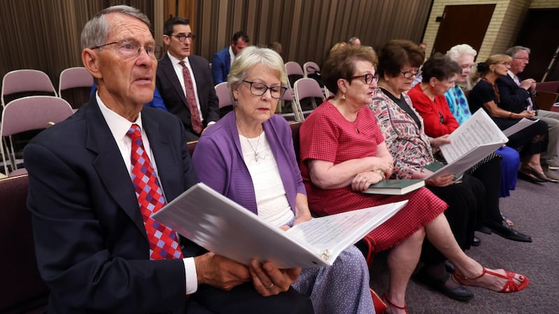 Los miembros de la Iglesia cantan himnos durante su reunión de sacramiento en Murray, Utah.